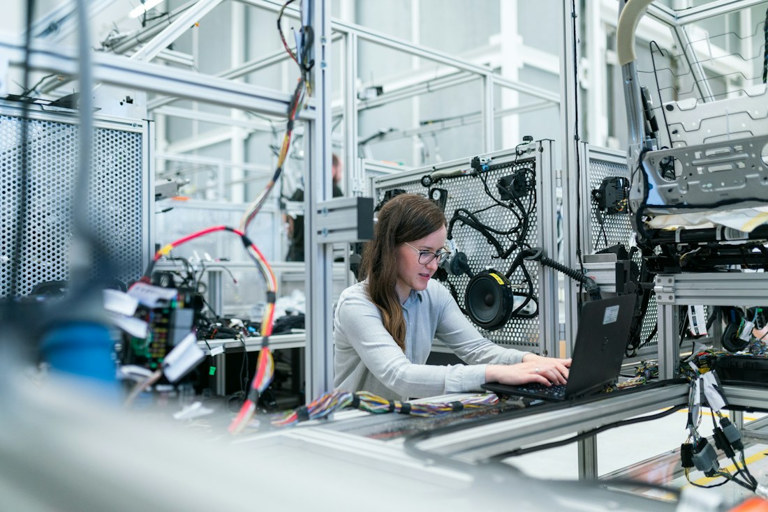 Trabajo empresarial con tecnología; fotografía ilustrativa
