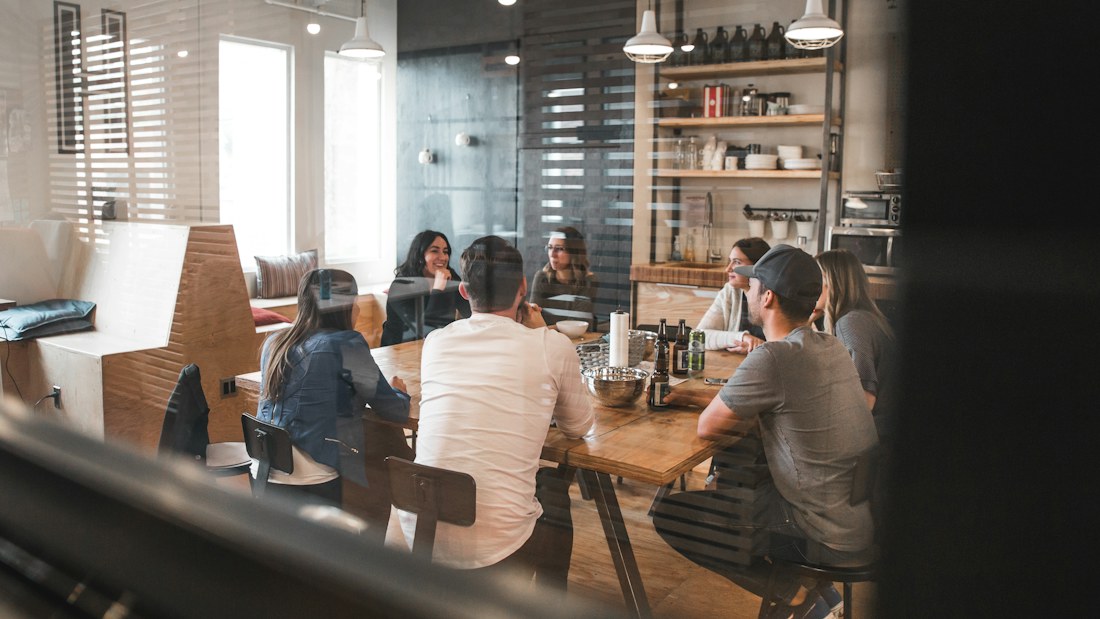 Reunión de trabajo con un equipo
